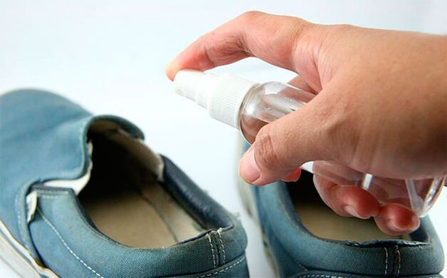 During the treatment of the fungus, it is necessary to treat shoes with a special solution. 