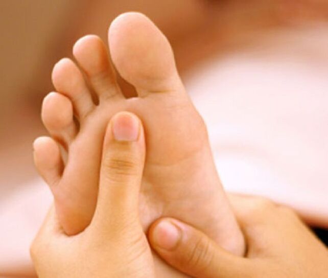 A fungal infection mainly manifests as peeling skin on the feet and itching. 
