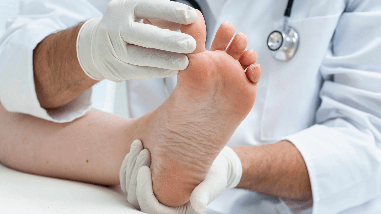 examination of the skin of the legs in consultation with a specialist