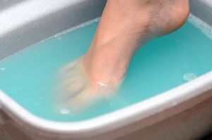 Baths with apple vinegar for the treatment of fungi in the legs